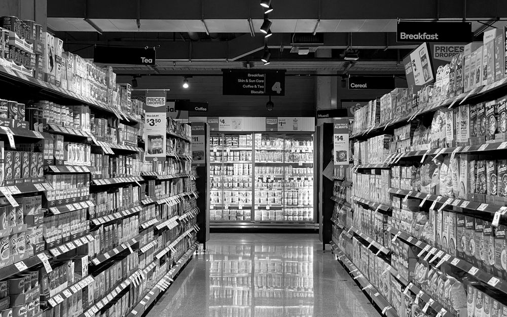 Interior de supermercado típico de centros comerciales y plazas
