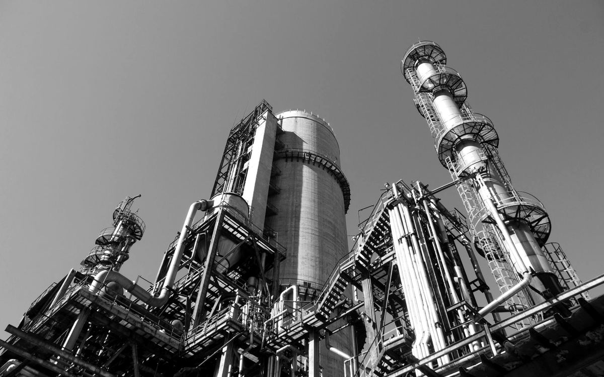 Planta petrolera y de proceso con torres, tubería e infraestructura eléctrica industrial
